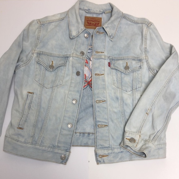 Levi’s Women’s Light wash Embroidered Trucker Jacket Size M - Picture 2 of 13